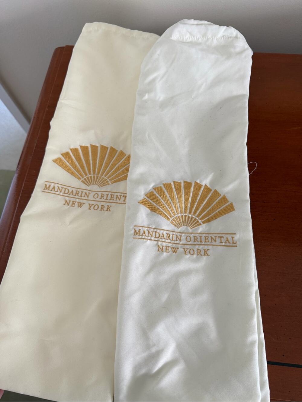 🗽Mandarin Oriental New York Embroidered Silk Sleeves - Cream & White